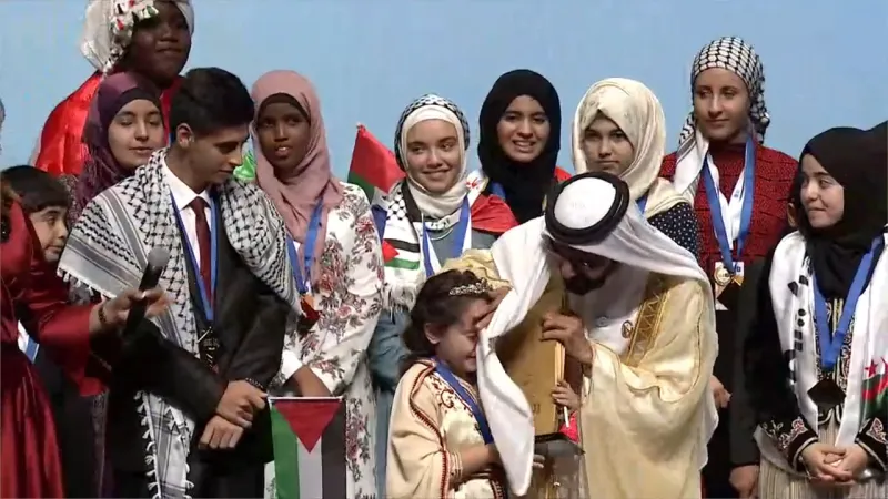 موقف إنساني.. شاهد ماذا فعل الشيخ محمد بن راشد مع طفلة مغربية (فيديو)