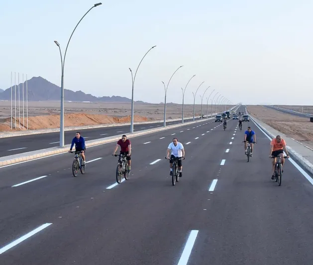 فيديو| «السيسي» على متن دراجة في شرم الشيخ