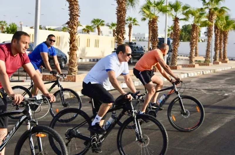 فيديو| «السيسي» على متن دراجة في شرم الشيخ