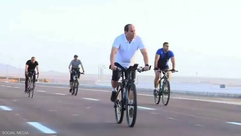 فيديو| «السيسي» على متن دراجة في شرم الشيخ