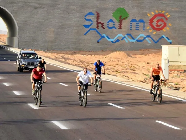 فيديو| «السيسي» على متن دراجة في شرم الشيخ