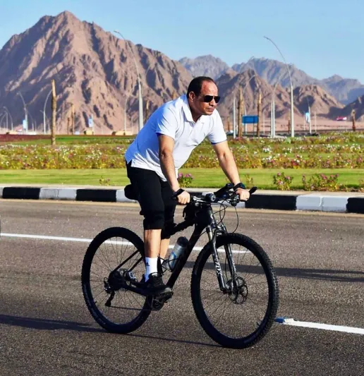 فيديو| «السيسي» على متن دراجة في شرم الشيخ