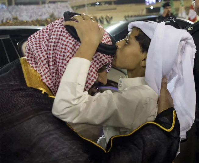 لماذا يتمتع الأمير محمد بن سلمان بشعبية جارفة في المملكة؟.. مشاهد عفوية تجيبك