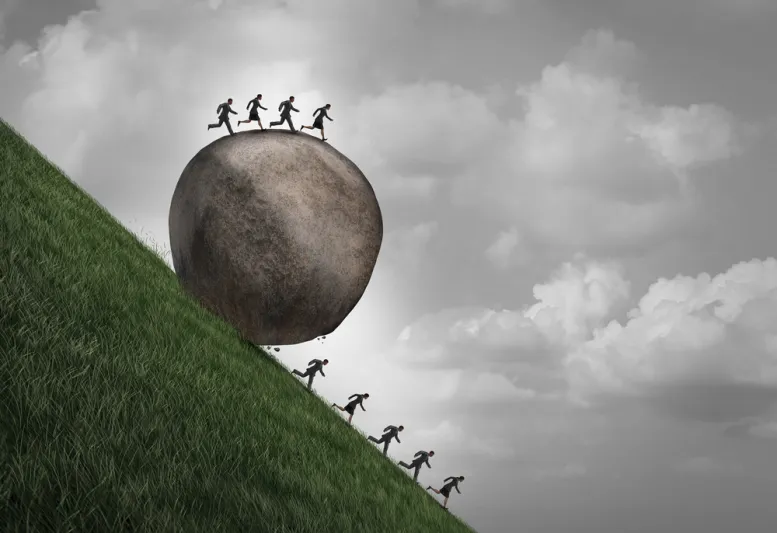 كيف تتعامل مع زميل يشعر وكأن الكون يتآمر ضده؟