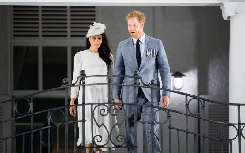 ميغان وهاري يتنافسان في رمي الأحذية (فيديو)