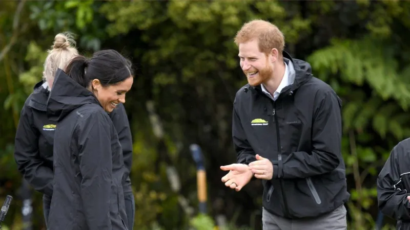 ميغان وهاري يتنافسان في رمي الأحذية (فيديو)