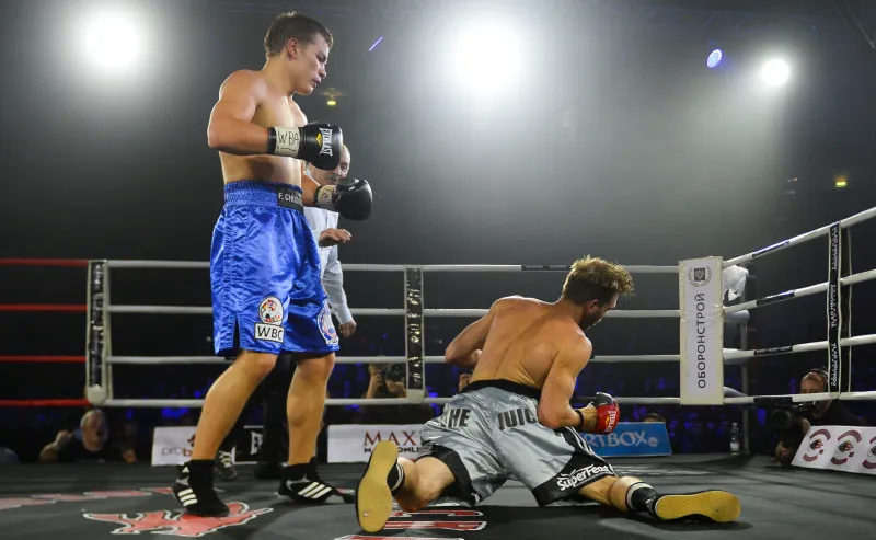 بعد وفاة ملاكم إيطالي بالضربة القاضية.. هؤلاء ماتوا أبطالًا أثناء نزالات على الحلبة (فيديو)