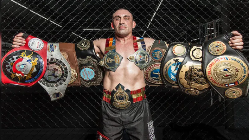 بعد وفاة ملاكم إيطالي بالضربة القاضية.. هؤلاء ماتوا أبطالًا أثناء نزالات على الحلبة (فيديو)