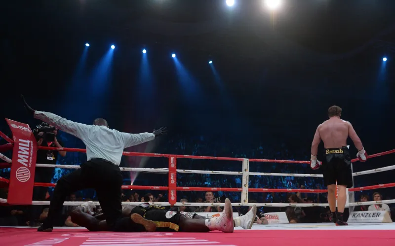 بعد وفاة ملاكم إيطالي بالضربة القاضية.. هؤلاء ماتوا أبطالًا أثناء نزالات على الحلبة (فيديو)