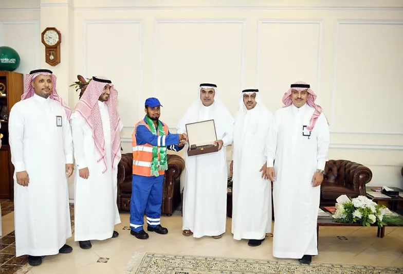 آخرهم هدية سيارة لوافد مصري.. مواقف مُشرفة للسعوديين تجاه الوافدين (فيديو)