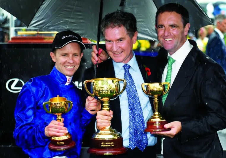 بعد 30 عاماً وملايين الدولارات.. حاكم دبي يفوز بكأس ملبورن