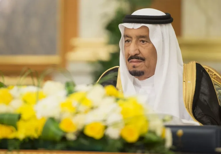 شاهد| خادم الحرمين الشريفين يؤدي العرضة السعودية خلال حفل استقباله بالقصيم