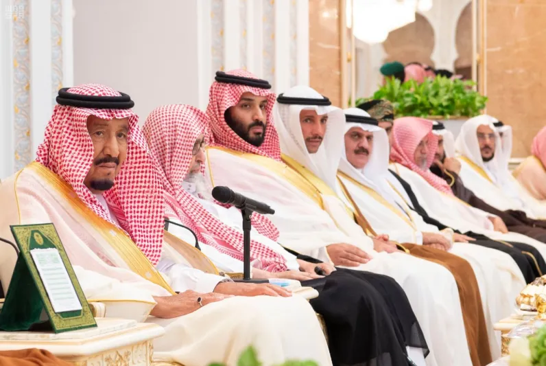 شاهد| خادم الحرمين الشريفين يؤدي العرضة السعودية خلال حفل استقباله بالقصيم