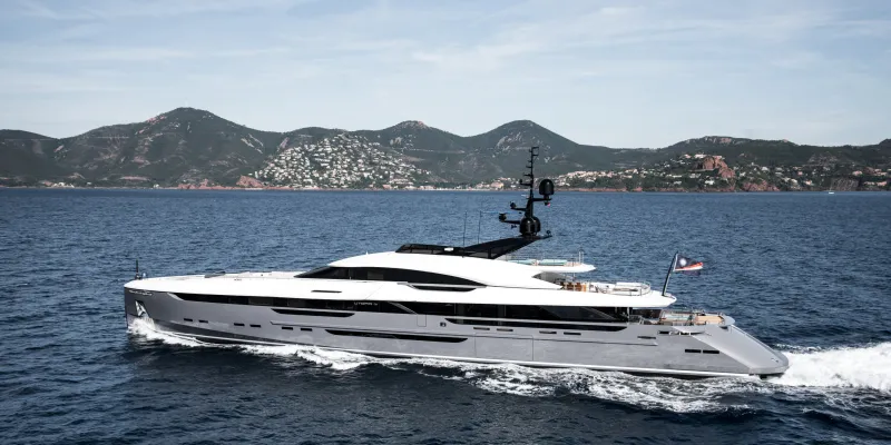 «يوتوبيا».. أول سوبر يخت رياضي في العالم (فيديو)