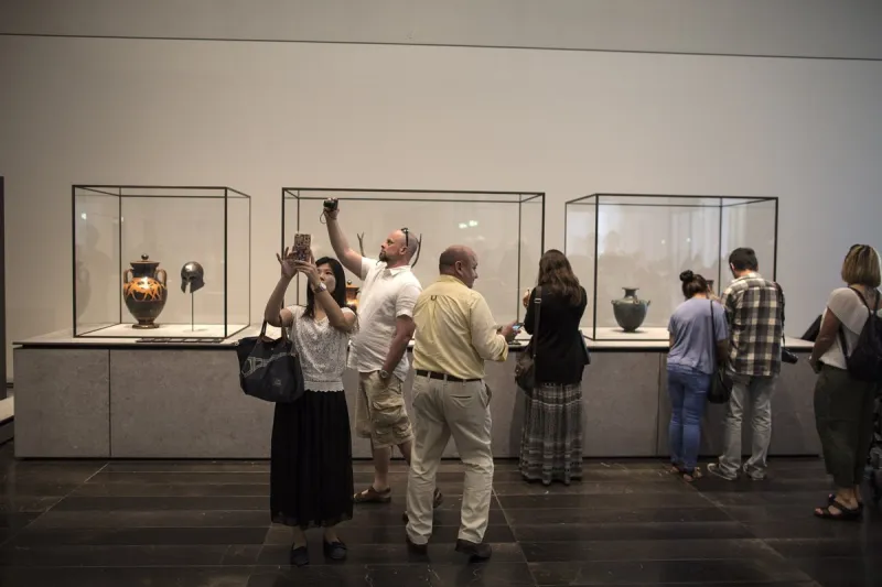 «روائع آثار المملكة عبر العصور» في متحف اللوفر أبو ظبي (صور)