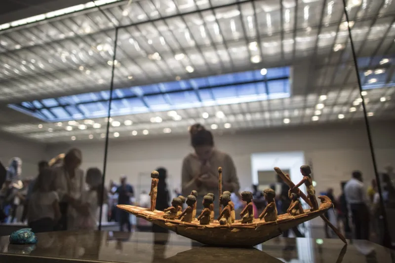 «روائع آثار المملكة عبر العصور» في متحف اللوفر أبو ظبي (صور)