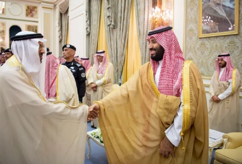 شاهد| أهالي مدينة حائل يستقبلون ولي العهد في منازلهم بالشعر والورود