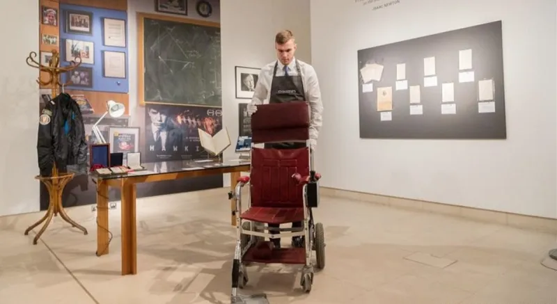 آخرها كرسي ستيفن هوكينج.. لماذا يدفع المواطنون ملايين الدولارات مُقابل متعلقات المشاهير؟
