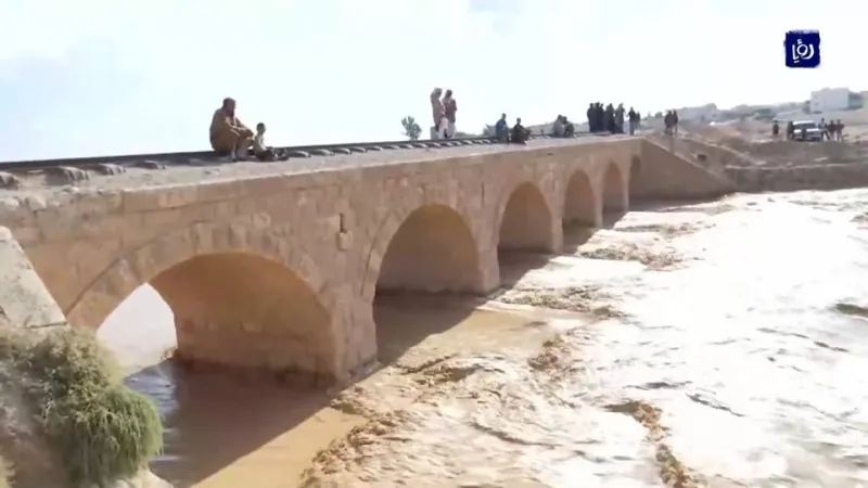 فيديو: سيول على مناطق متفرقة بالمملكة.. والأرصاد تحذر المواطنين: الطقس سيئ