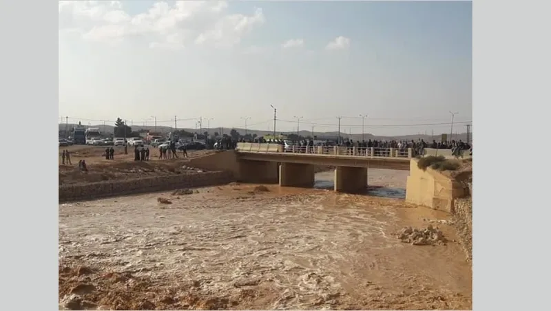 فيديو: سيول على مناطق متفرقة بالمملكة.. والأرصاد تحذر المواطنين: الطقس سيئ