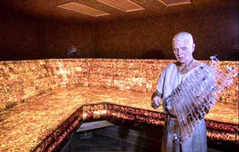 «غرفة الكهرمان المفقودة».. الأولى في العالم للاسترخاء والراحة (صور)