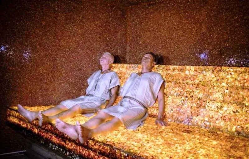 «غرفة الكهرمان المفقودة».. الأولى في العالم للاسترخاء والراحة (صور)