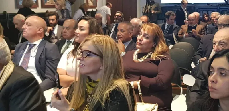  أبوالعينين أثناء تسلم جائزة نوبل المتوسط: اقتحمت الصحراء منذ 30 عاما لتعميرها