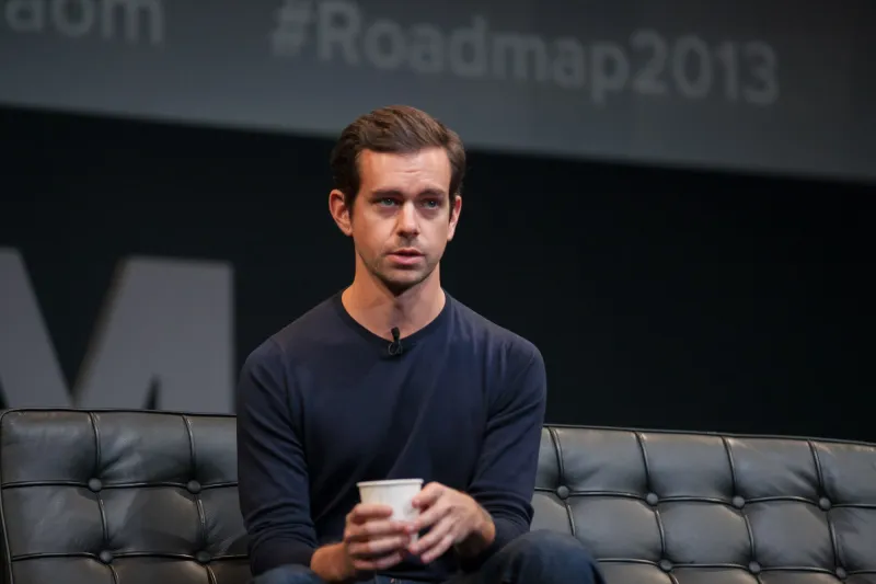 كيف يدير الملياردير جاك دورسي شركتي تويتر وسكوير بدون استخدام حاسب آلي؟