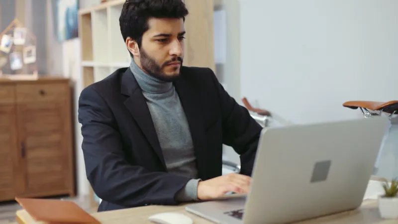 كيف تبني علامتك التجارية الخاصة بشكل يساعدك على تنمية مسيرتك المهنية؟