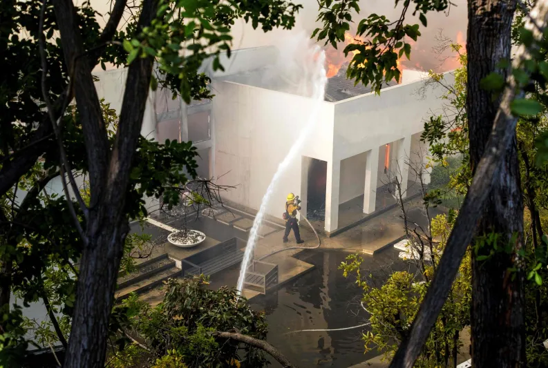 حرائق كاليفورنيا تلتهم منازل مشاهير هوليوود (فيديو وصور)