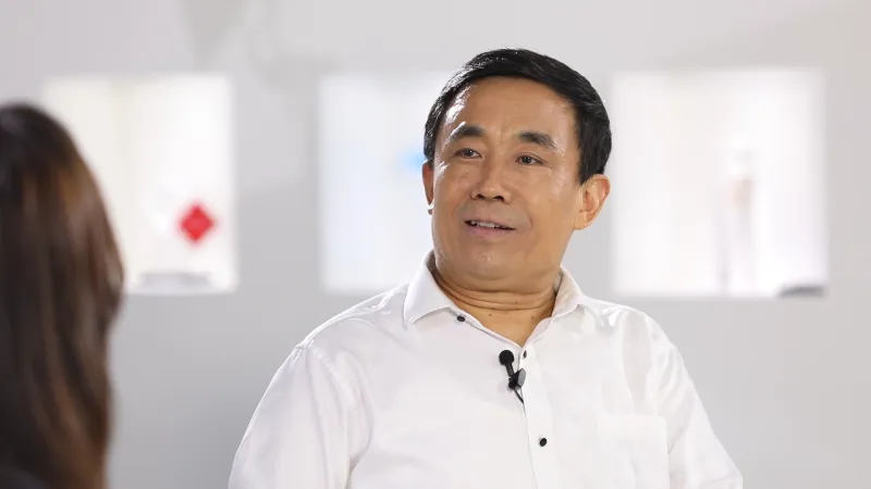 قصة نجاح رجل الأعمال والمليادير الصيني شيويه شيانغ دونغ