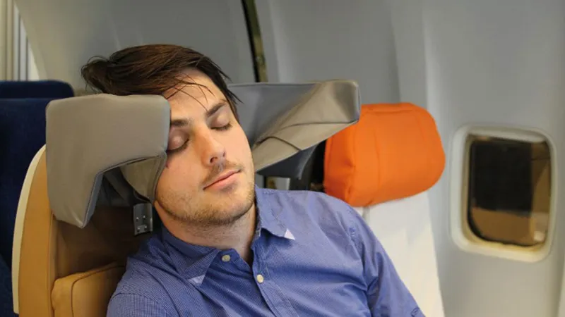 عليك الحذر منها.. تعرف على مخاطر النوم أثناء إقلاع وهبوط الطائرة