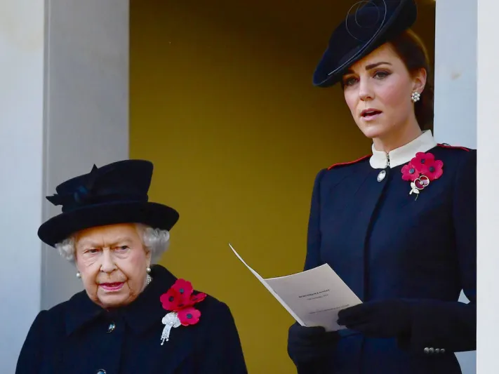 ما السر وراء وقوف ميغان بعيدة عن الملكة في «يوم الذكرى»؟