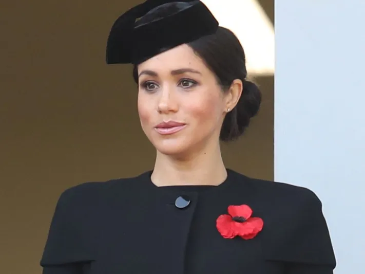 ما السر وراء وقوف ميغان بعيدة عن الملكة في «يوم الذكرى»؟