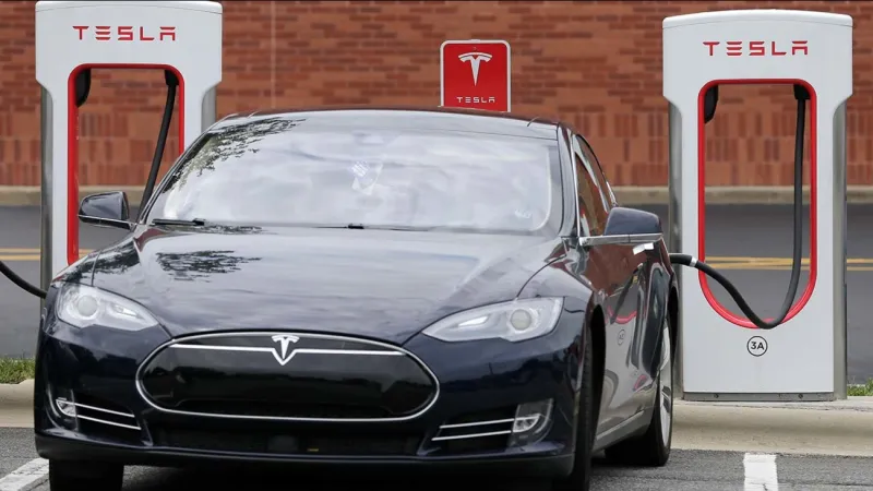 تيسلا تقتحم عالم سباق السيارات (فيديو)