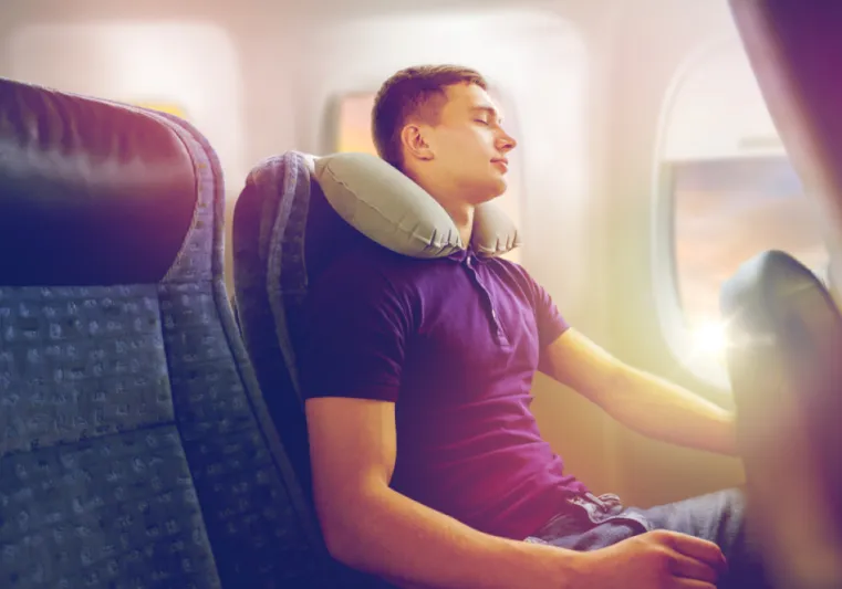 عليك الحذر منها.. تعرف على مخاطر النوم أثناء إقلاع وهبوط الطائرة