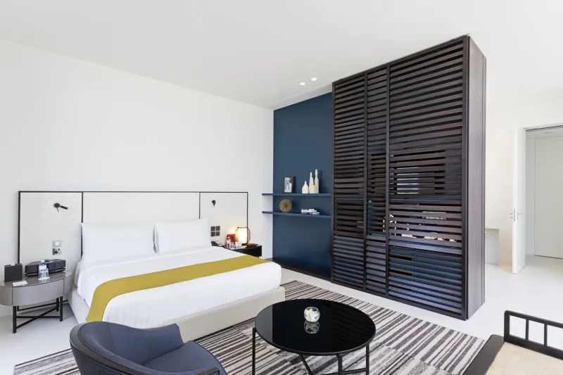 منتجع أوبيروي الشاطئي في الزورا حيث تلتقي الرفاهية مع جمال الطبيعة