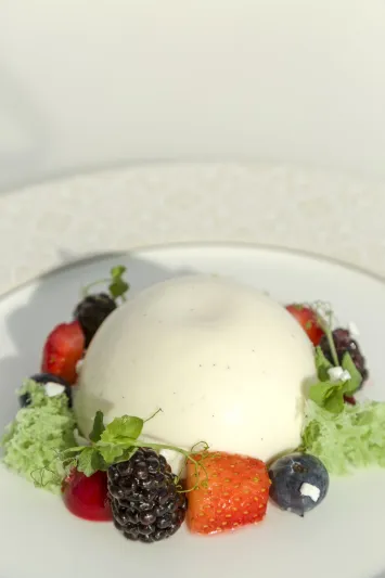 منتجع أوبيروي الشاطئي في الزورا حيث تلتقي الرفاهية مع جمال الطبيعة