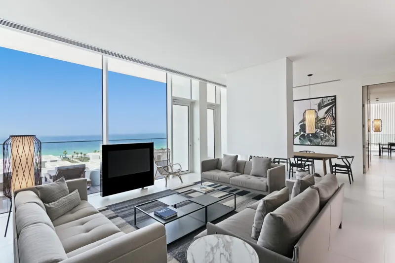 منتجع أوبيروي الشاطئي في الزورا حيث تلتقي الرفاهية مع جمال الطبيعة