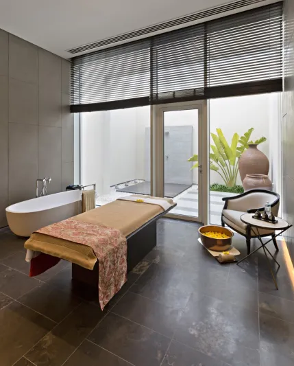 منتجع أوبيروي الشاطئي في الزورا حيث تلتقي الرفاهية مع جمال الطبيعة