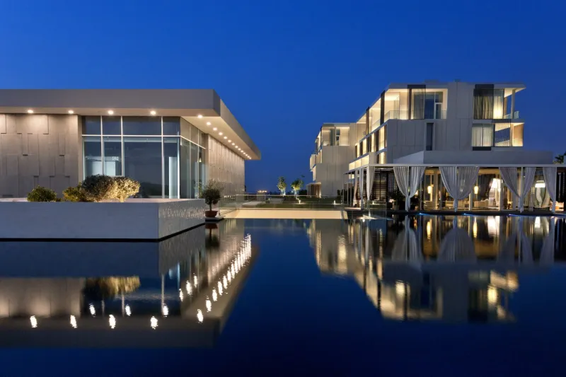 منتجع أوبيروي الشاطئي في الزورا حيث تلتقي الرفاهية مع جمال الطبيعة