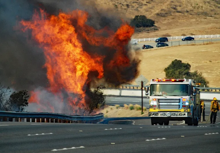 شاهد | حرائق كاليفورنيا تحول الطرق السريعة إلى جحيم لا ينطفئ