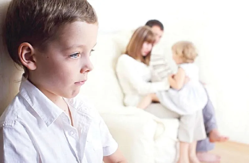 دراسة صادمة.. هل تنتقل مشاعر الآباء السلبية وراثيا إلى الأبناء؟