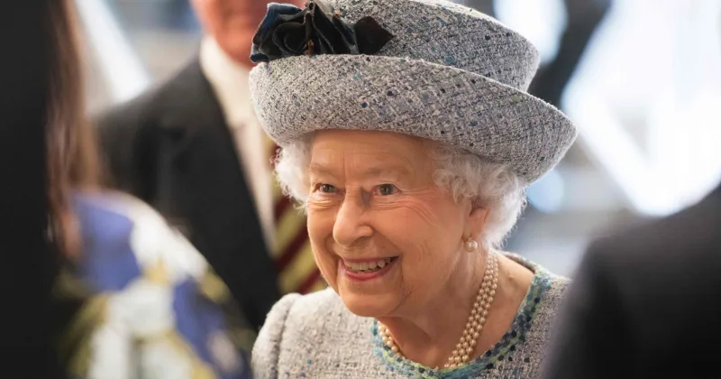 لماذا تصر الملكة إليزابيث على تناول الموز بالشوكة والسكين؟