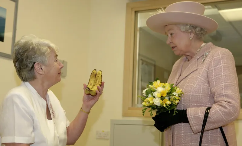 لماذا تصر الملكة إليزابيث على تناول الموز بالشوكة والسكين؟