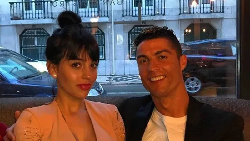 في هذا المكان.. رونالدو وصديقته يحتفلان بزفافهم المرتقب