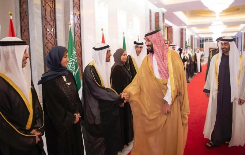 ولي العهد يصل إلى الإمارات و«محمد بن زايد»في مقدمة مستقبليه (صور)