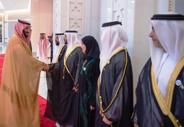 ولي العهد يصل إلى الإمارات و«محمد بن زايد»في مقدمة مستقبليه (صور)