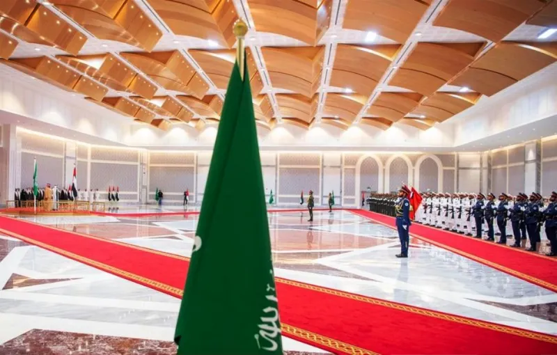 ولي العهد يصل إلى الإمارات و«محمد بن زايد»في مقدمة مستقبليه (صور)