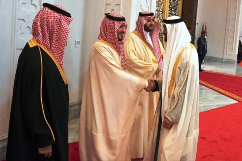 ولي العهد يصل إلى الإمارات و«محمد بن زايد»في مقدمة مستقبليه (صور)